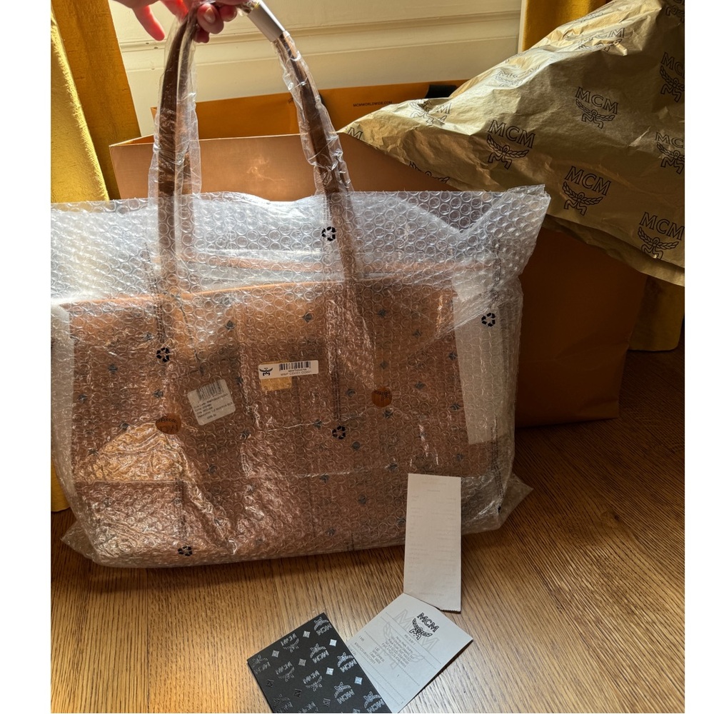 NWT MCM Reversible Liz Shopper Tote in Cognac Visetos - Medium